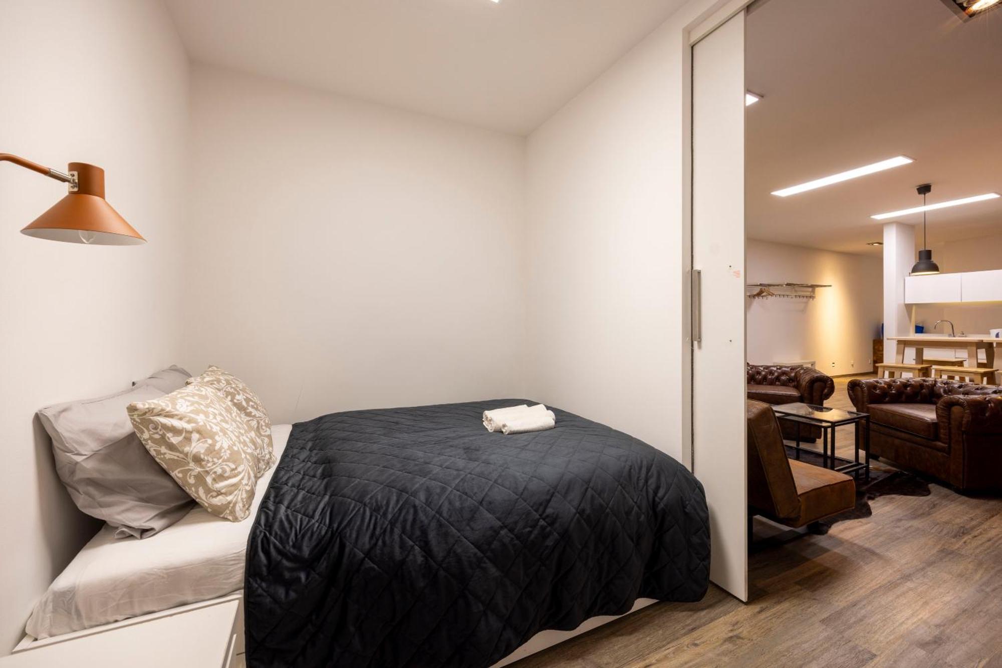 Deluxe Elizabeth W/ 4bedrm, 2bathrm, 1lvngrm Apartment *